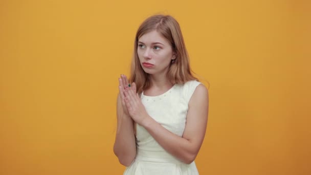 verängstigte junge Frau bedeckt Mund mit Händen, sieht verängstigt aus - Filmmaterial, Video