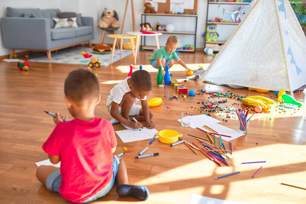 Entzückende Kleinkinder spielen im Kindergarten um jede Menge Spielzeug - Foto, Bild