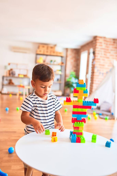 Menino da criança bonita brincando com blocos de construção no jardim de infância
 - Foto, Imagem