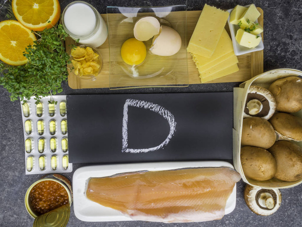 D vitamini kaynakları, balık, yumurta, süt ürünleri, mantar, yeşillik, havyar, portakal, mısır - Fotoğraf, Görsel