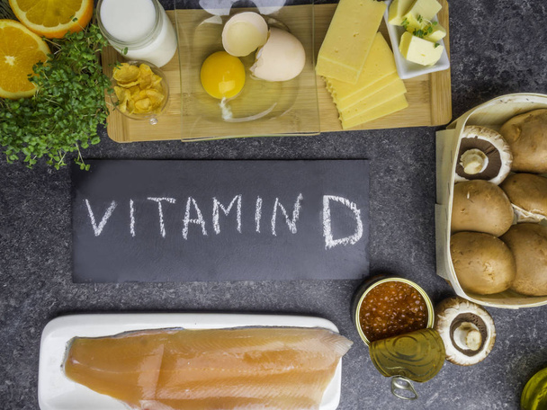 Fontes alimentares de vitamina D, incluindo peixe, ovo, laticínios, cogumelos, verdura, caviar, laranja, milho
 - Foto, Imagem