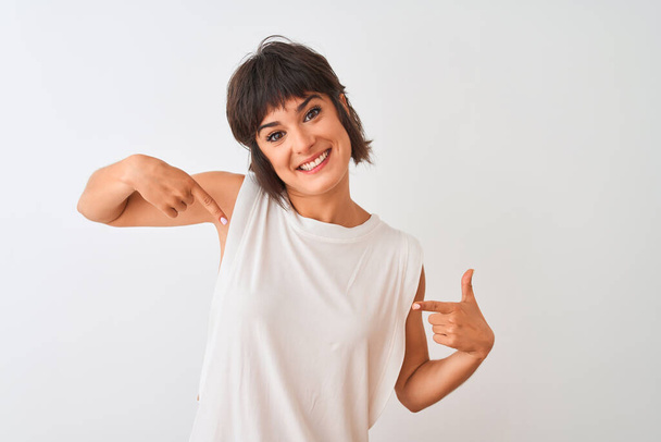 Młoda piękna kobieta ubrana casual t-shirt stojący na białym tle biały patrząc pewnie z uśmiechem na twarzy, wskazując siebie z palcami dumni i szczęśliwi. - Zdjęcie, obraz