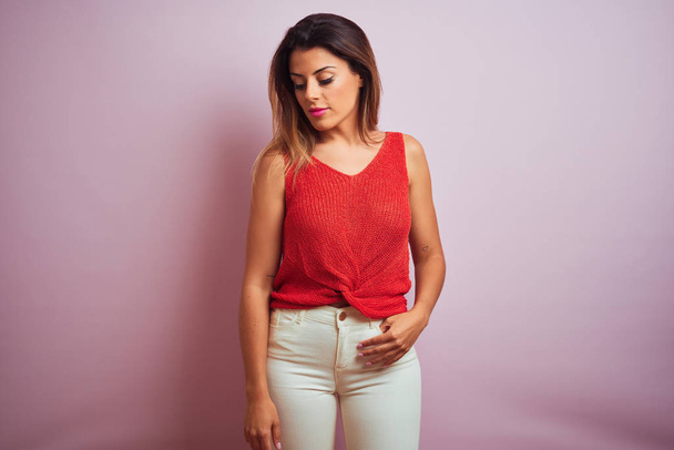 Jeune belle femme hispanique debout portant un t-shirt orange
 - Photo, image