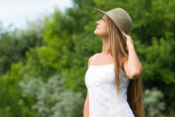 όμορφη κοπέλα με ψάθινο καπέλο - Φωτογραφία, εικόνα