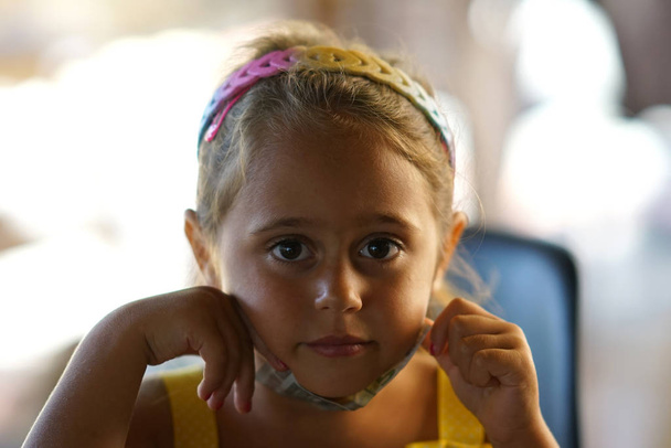 4-летняя девочка смотрит прямо в камеру
 - Фото, изображение