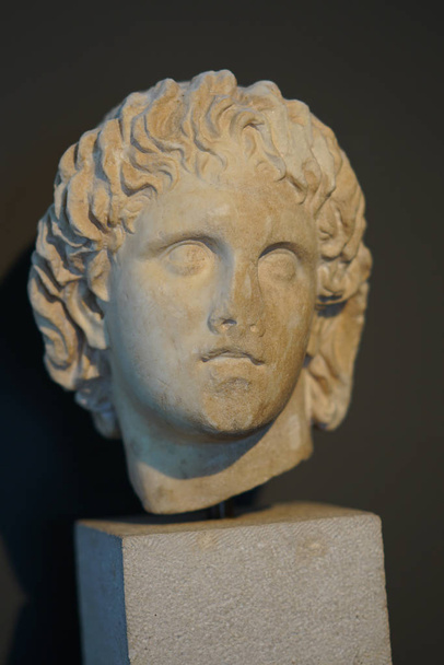 Hermosa estatua de Alejandro Magno en el museo de Pella
 - Foto, Imagen