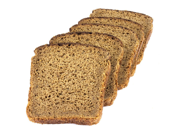 Çavdar ekmeği, beyaz bir arka plan üzerinde izole, dilimlenmiş - Fotoğraf, Görsel