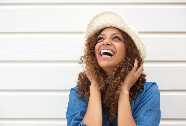Muotokuva onnellinen nainen malli nauraa
 - Valokuva, kuva