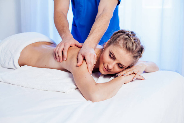 il medico fa un massaggio alla schiena e trattamenti benessere per ragazze del corpo
 - Foto, immagini
