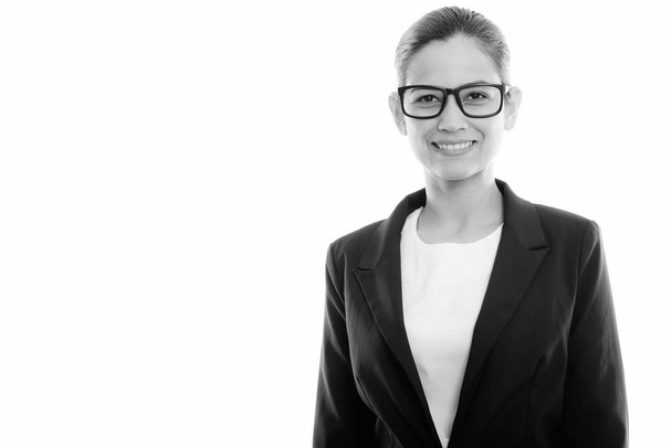 Studioaufnahme einer jungen, glücklichen Geschäftsfrau, die mit Brille lächelt - Foto, Bild