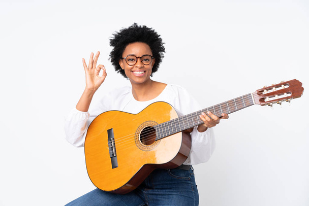 Africano americano mulher com guitarra sobre fundo isolado mostrando sinal ok com os dedos
 - Foto, Imagem