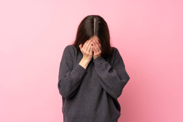 Jovem mulher sobre fundo rosa isolado com expressão cansada e doente - Foto, Imagem