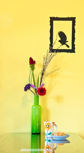 Дугштік з зеленою вазою на столі
 - Фото, зображення