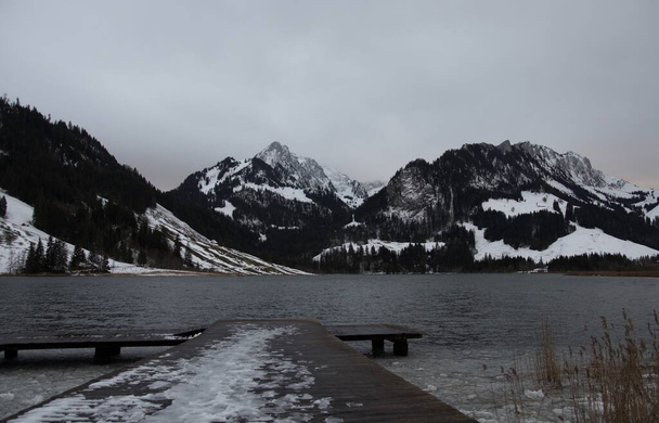Темно-серое настроение над зимним горным озером
 - Фото, изображение