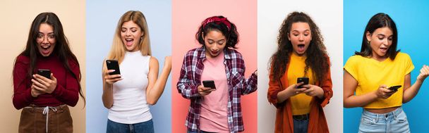 Joukko naisia yli eristäytynyt värikäs tausta yllättynyt ja lähettää viestin
 - Valokuva, kuva