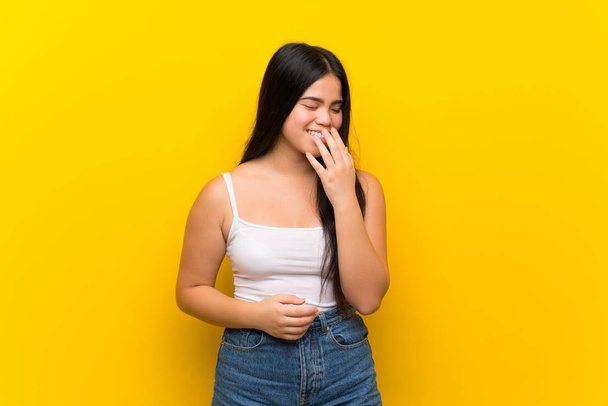 Giovane adolescente asiatico ragazza oltre isolato giallo sfondo sorridente un sacco
 - Foto, immagini