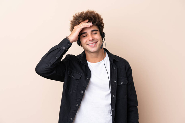 Hombre de telemarketer trabajando con un auricular sobre fondo aislado riendo
 - Foto, Imagen