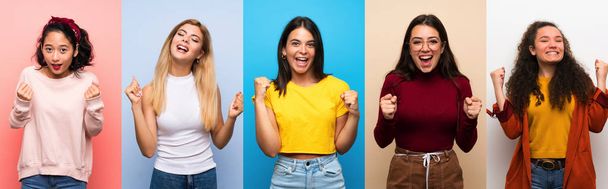 Set di donne su sfondo colorato isolato che celebrano una vittoria nella posizione del vincitore
 - Foto, immagini