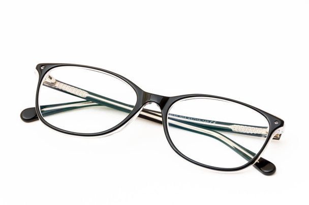 óculos de leitura de moda dobrados para mulher no fundo branco
 - Foto, Imagem
