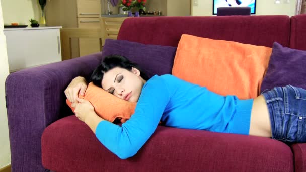 γυναίκα χαλαρωτικό στον καναπέ - Πλάνα, βίντεο