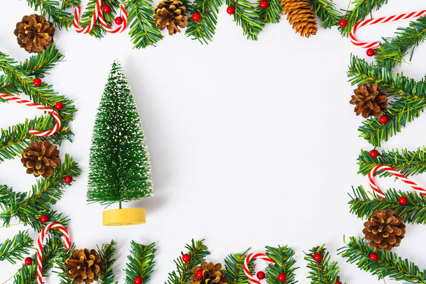 Szczęśliwego Nowego Roku i Bożego Narodzenia, top view płaskie świeckich dekoracji kompozycji na białym tle z miejsca na ksero do tekstu - Zdjęcie, obraz