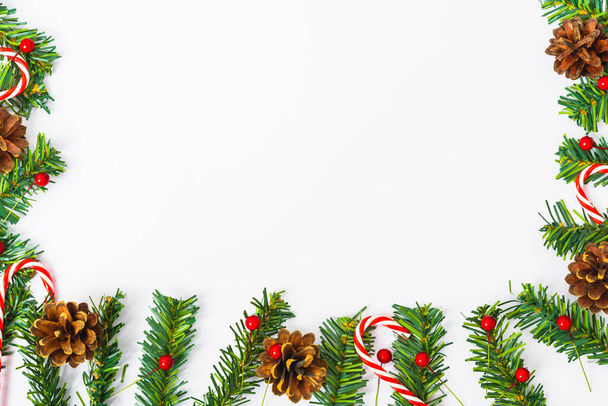 Feliz Año Nuevo y Navidad, vista superior plana decoración de composición laica sobre fondo blanco con espacio de copia para su texto
 - Foto, imagen