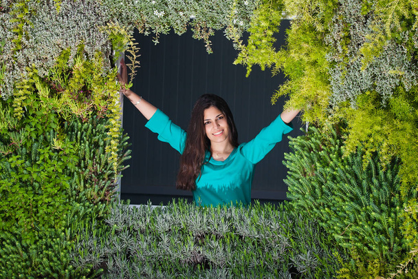 緑の植物の中で幸せな女性 - 写真・画像
