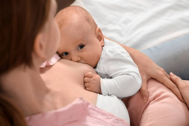 Νεαρή γυναίκα θηλάζει το μωρό της, κοντινό πλάνο - Φωτογραφία, εικόνα