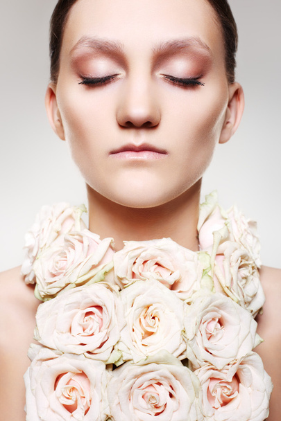 Woman with a rose necklace and wedding make-up - Zdjęcie, obraz