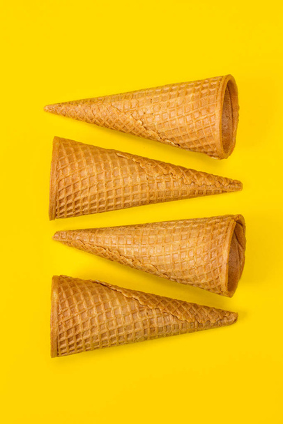 Cones de sorvete em um fundo amarelo
 - Foto, Imagem