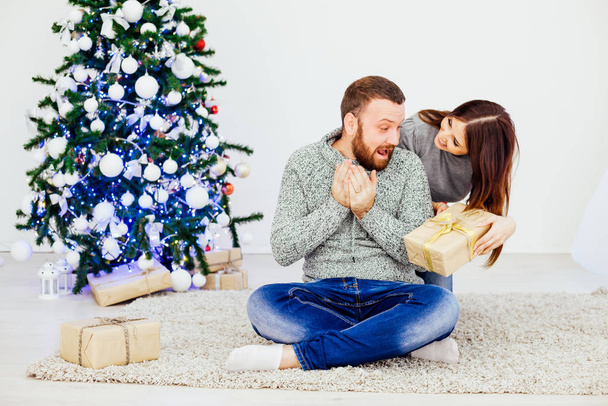 mari et femme sur les arbres de Noël offrent des cadeaux pour la nouvelle année
 - Photo, image