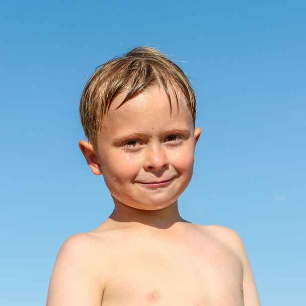 retrato de lindo chico en la playa
 - Foto, imagen