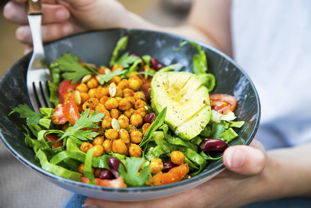Tiszta evés, vegán egészséges saláta tál Vértes, nő gazdaság s - Fotó, kép