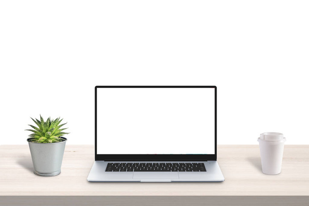 Ordenador portátil sencillo y moderno con pantalla aislada para maqueta en el escritorio de la oficina. Planta y taza de café al lado. Fondo blanco, espacio de copia
 - Foto, Imagen