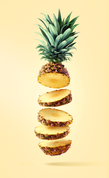 Ananas frais mûr volant coupé en tranches
 - Photo, image