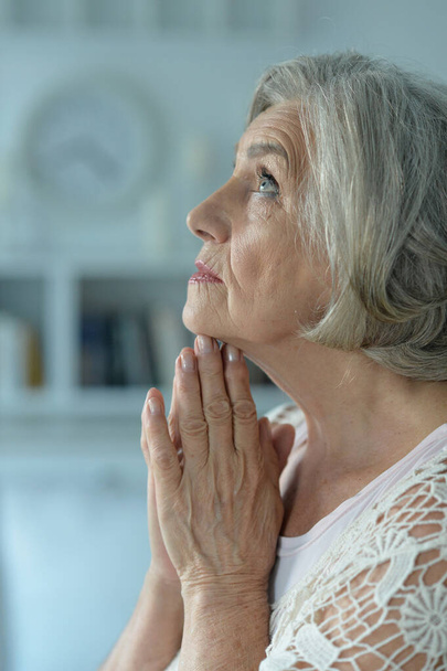 Retrato de una hermosa mujer mayor rezando - Foto, Imagen