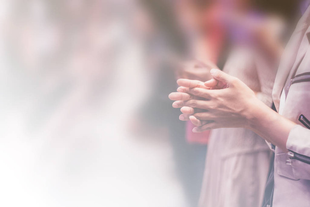 Keresztény istentisztelet emelt kézzel, zenei koncert - Fotó, kép