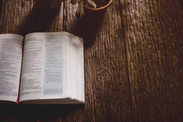Enfoque suave La sagrada biblia en la mesa de madera con copia space.christian fondo
 - Foto, Imagen