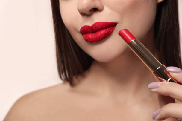 Woman with red lipstick on light background, closeup - Foto, afbeelding