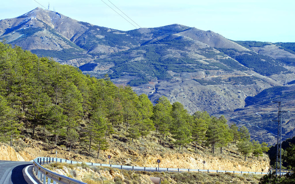 Dağ yolunun sisle kaplı üst manzarası. Dağ yolları dağın tepesinde yüksektir. Kırsal bölgedeki dağdan geçen yol. Calar Alto Gözlemevi 'nde kavis yolu, Almerya, İspanya, 2019 - Fotoğraf, Görsel