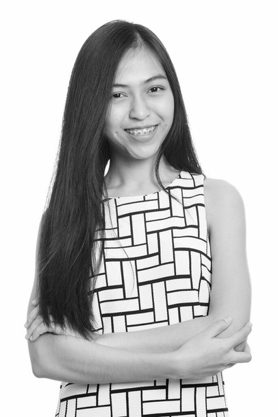 Primer plano de joven feliz Asiática adolescente sonriendo con los brazos cruzados
 - Foto, imagen