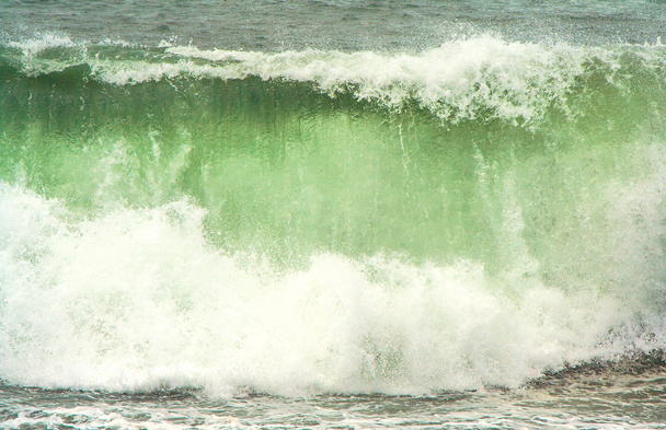 viharos időjárás, magas hullámok fekete strandon - Fotó, kép