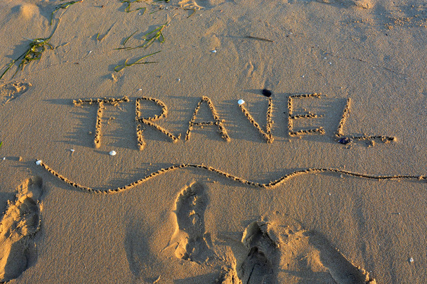 A palavra TRAVEL escrito em uma praia de areia
. - Foto, Imagem