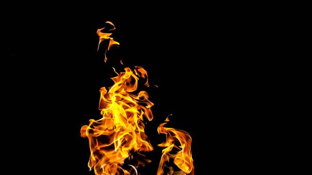 Ogień płomienie na czarnym tle. ogień na czarnym tle izolat - Zdjęcie, obraz