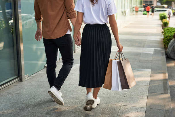 Νέοι ευτυχισμένο ζευγάρι με Τσάντες για ψώνια στην πόλη. - Φωτογραφία, εικόνα