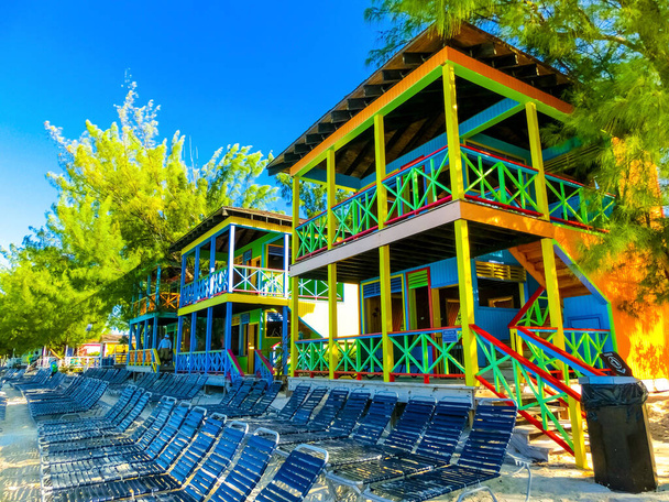 Barevné tropické kabiny nebo přístřešky na pláži Half Moon Cay - Fotografie, Obrázek