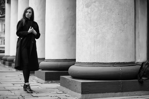 Chica en un abrigo en blanco y negro foto
 - Foto, imagen