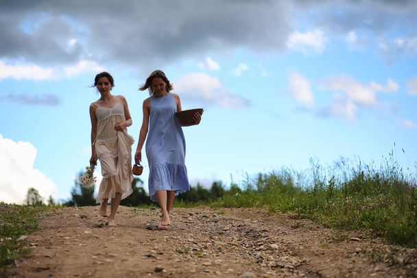 Deux filles en robes dans le champ d'été
 - Photo, image