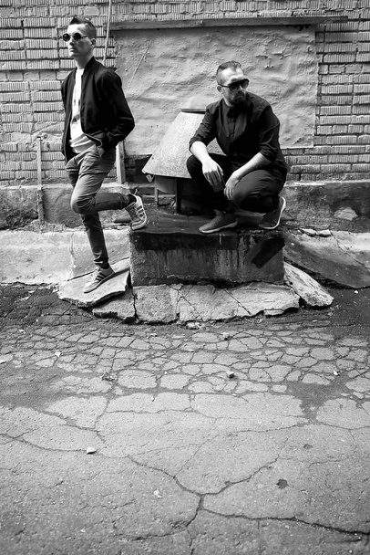 Dos hombres en la calle en blanco y negro
 - Foto, Imagen