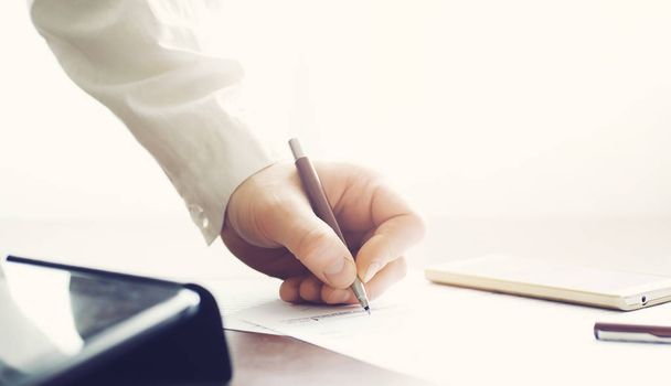 Reunião de negócios. Um homem assina um contrato. Mão masculina com caneta mak
 - Foto, Imagem